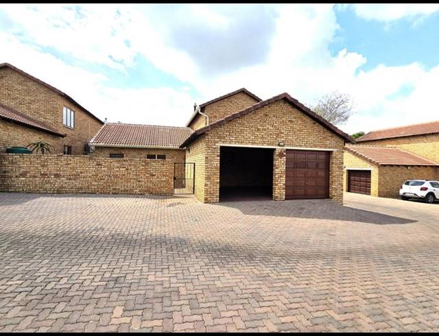 4 BEDROOM TOWNHOUSE FOR SALE IN RUIMSIG NOORD
